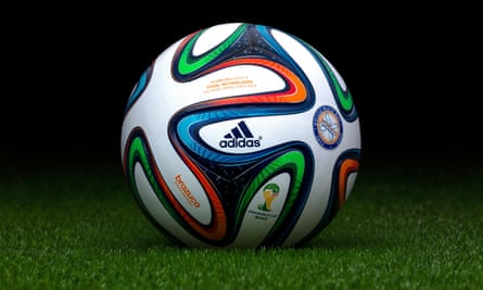 Un ballon Brazuca utilisé lors du match du groupe B entre l'Espagne et les Pays-Bas en 2014.