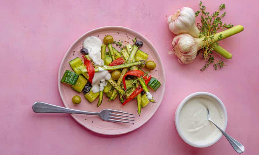 „Sos jest naprawdę delikatny”: szparagi, chilli, ogórek, prażony czosnek wiosenny i tymianek.