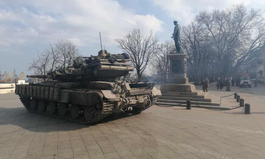Ukrainian tank by statue