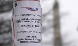 A police sign near the White House reminds visitors of the capital’s strict firearms laws.