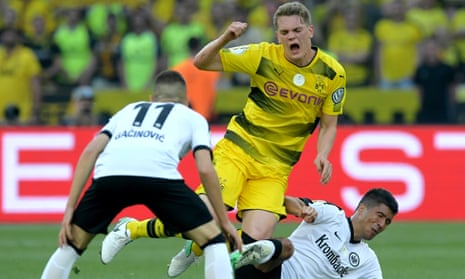 Matthias Ginter wants to speak to the new Borussia Dortmund coach, Peter Bosz, before determining his future.