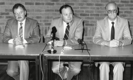 Detectives hold a conference during the investigation into the Pitchfork murders in 1986.
