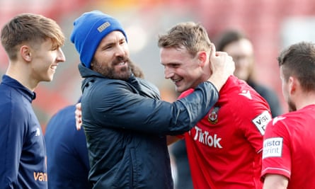Rekan pemilik Ryan Reynolds merayakan dengan para pemain Wrexham-nya