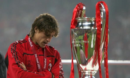 Hernán Crespo cannot hide his disappointment after losing the Champions League final against Liverpool on penalties. 