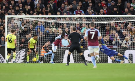 Moussa Diaby of Aston Villa scores a goal to make it 2-1.