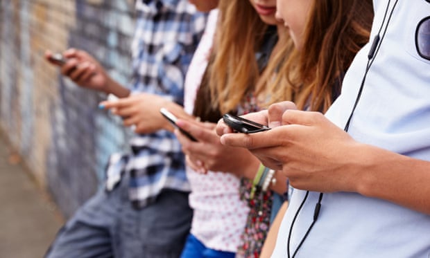 teenagers on smartphones