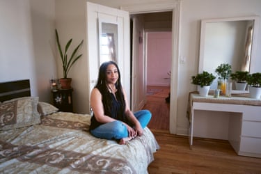 Jennifer, (40) successful her ain apartment, 15 months aft her release, Brooklyn, NY