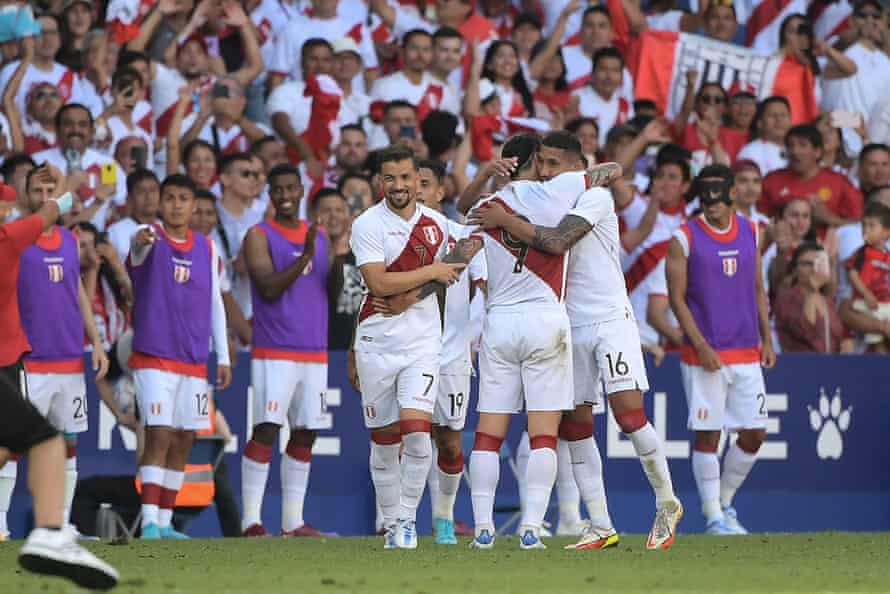 Le Pérou célèbre sa victoire amicale contre la Nouvelle-Zélande.