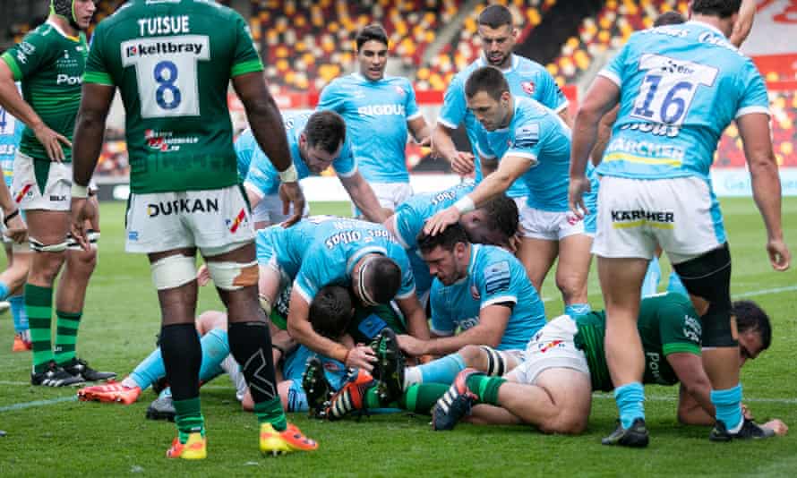 Gloucesters Ben Morgania teases and hides his teammates when they scored a goal against London Irish