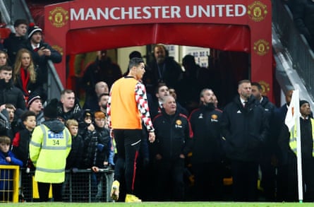 Cristiano Ronaldo leaves the touchline before full-time