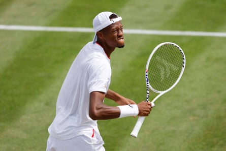 Christopher Eubanks dari AS merayakan setelah memenangkan tie-break set kedua selama pertandingan putaran keempat melawan Stefanos Tsitsipas