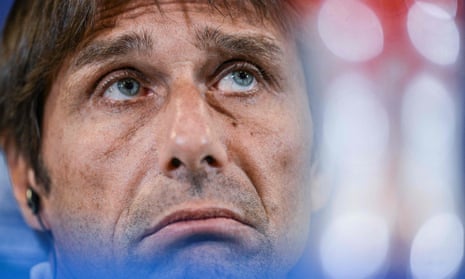 Antonio Conte says he felt the need to visit the palace on Friday following the death of the ‘immortal’ Queen.