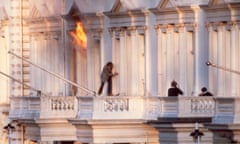 THE SIEGE AT THE IRANIAN EMBASSY, LONDON BRITAIN - 1980<br>A HOSTAGE IS FREED BY THE SAS, WATCHED BY ARMED POLICE THE SIEGE AT THE IRANIAN EMBASSY, LONDON BRITAIN - 1980 BRITISH COUNTER REVOLUTIONARY WARFARE TEAM OF THE SPECIAL AIR SERVICE TERRORIST TERRORISM HOSTAGE RESCUE MISSION.