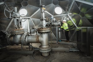 Ólöf Snæhólm Baldursdóttir no poço de injeção de Carbfix na usina geotérmica de Hellisheiði