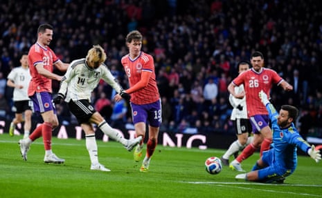 Ангус Ганн спасает от удара японца Джуньи Ито.