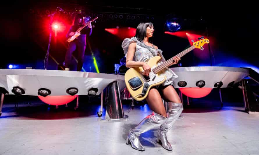 Sondierende Instrumentals … Khruangbin auf der Bühne.