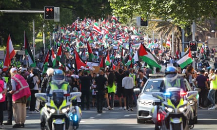 الآلاف يسيرون في مسيرة مؤيدة لفلسطين في وسط مدينة سيدني
