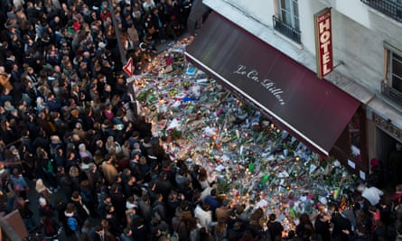 Attacks in Paris aftermathepa05057901 YEARENDER 2015 NOVEMBER A large crowd gathers to lay flowers and candles in front of the Carillon restaurant in Paris, France, 15 November 2015. 130 people were killed and hundreds injured in the terror attacks which targeted the Bataclan concert hall, the Stade de France national sports stadium, and several restaurants and bars in the French capital on 13 November 2015. EPA/IAN LANGSDON