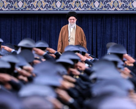 O líder supremo do Irã, aiatolá Ali Khamenei, em pé na frente de um grupo de soldados que o saudou