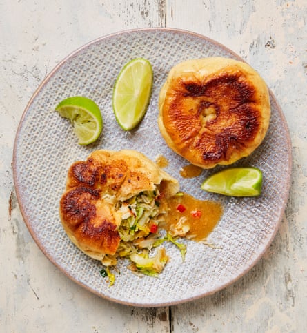I panini con granchio bianco e cavolo di Yotam Ottolenghi con caramello al granchio marrone.