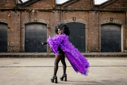 Nana Miss Koori organise une scène de drag à Party | Protestation | Rappelles toi.
