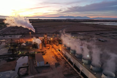De la vapeur s'élève d'une centrale géothermique près de Calipatria, en Californie.