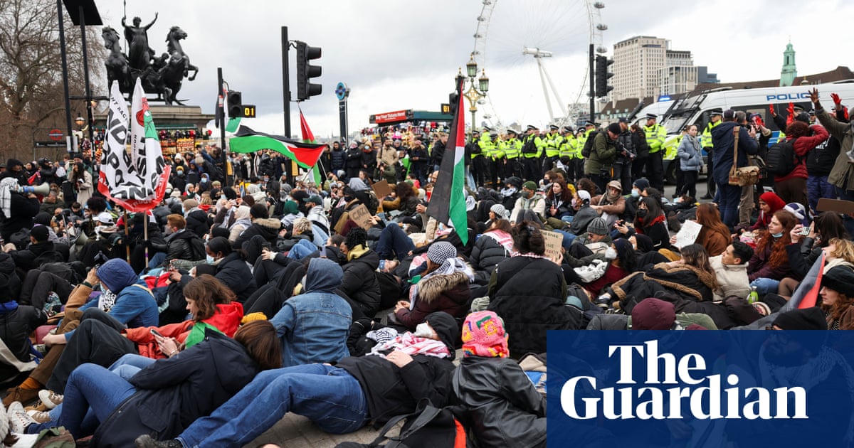 Протестиращите също призовават Обединеното кралство да спре продажбите на оръжия