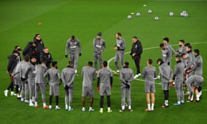 Los jugadores del Atlético de Madrid entrenan en Anfield antes del partido de vuelta.