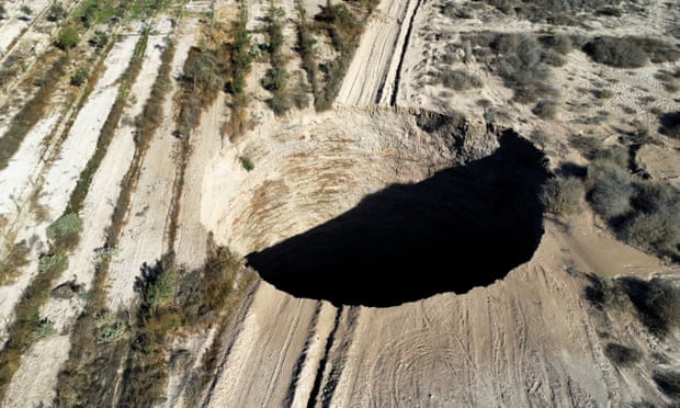 Chilean authorities are investigating a sinkhole about 25m (82 feet) in diameter that appeared in a mining area in the north of the country.