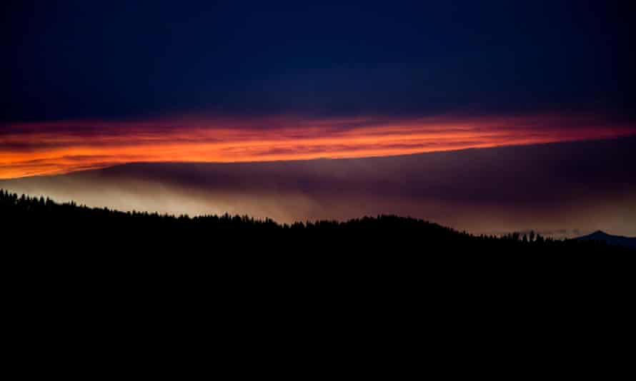A sunset on a mountain ridge line and Ch-paa-qn peak.
