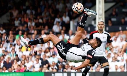 Fulham’s Vinícius extends Luton’s pursuit of first Premier League point | Premier League 5 Raúl Jiménez tries a bicycle kick against Luton.