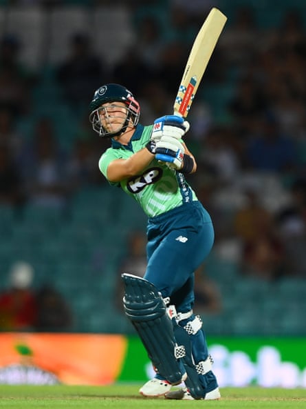 Alice Capsey d'Oval Invincibles joue un coup pendant le match des cent contre les Superchargers Women au Kia Oval