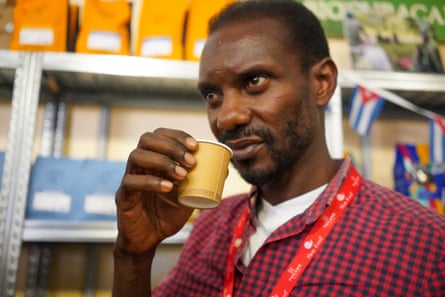 Retrato de Stephan Katongole tomando café