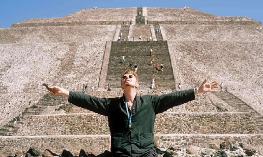 Bowie in front of The Pyramid of the Sun at the archaeological site of Teotihuacan in October 1997.
