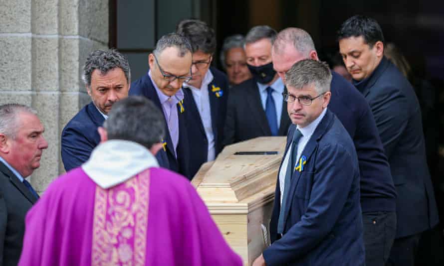 Przyjaciele i rodzina wynoszą trumnę poza kościół po nabożeństwie pogrzebowym Pierre'a Zakrevsky'ego