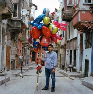 Balloon street vendor Özgür Fitir