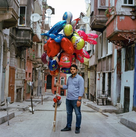 Balloon street vendor Özgür Fitir