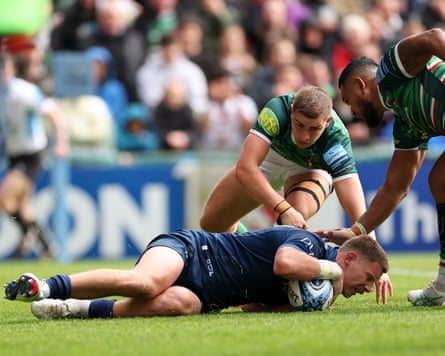 Rob du Preez goes over for Sale to make for a nail-biting final minutes.