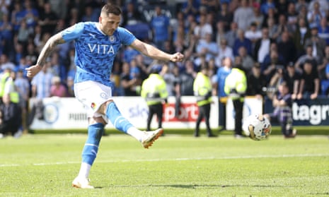 Antoni Sarcevic dari Stockport County mencetak penalti kemenangan melawan Salford City di Semi Final Play-Off EFL Sky Bet League Two, Leg Kedua.