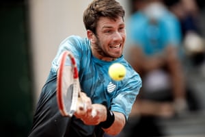 Cameron Norrie hits a backhand as he fights back against Lloyd Harris.