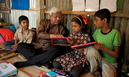 Fazle Hasan Abed visiting a Brac non-formal primary school in Kumkumari, a village to the west of Dhaka, Bangladesh’s capital.