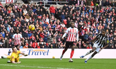 Alexander Isak scores Newcastle’s second goal