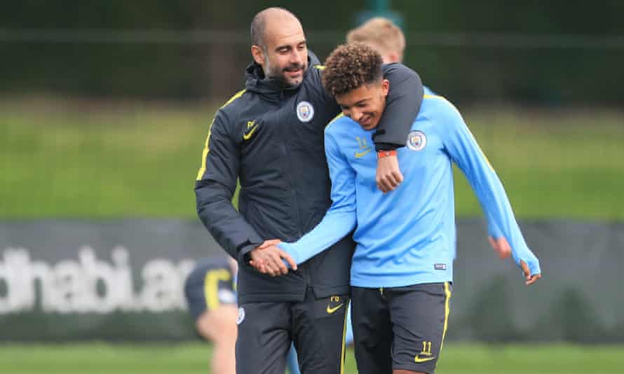 Jadon Sancho avec Pep Guardiola lors d'une séance d'entraînement à Manchester City.  Sancho a quitté City en 2017.