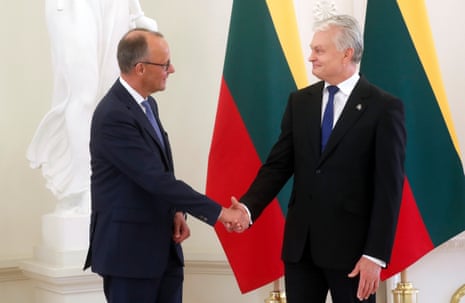 Le président lituanien Gitanas Naseseda (R) et le chancelier allemand Friedrich Merz se serrent la main lors de leur réunion à Vilnius, en Lituanie.