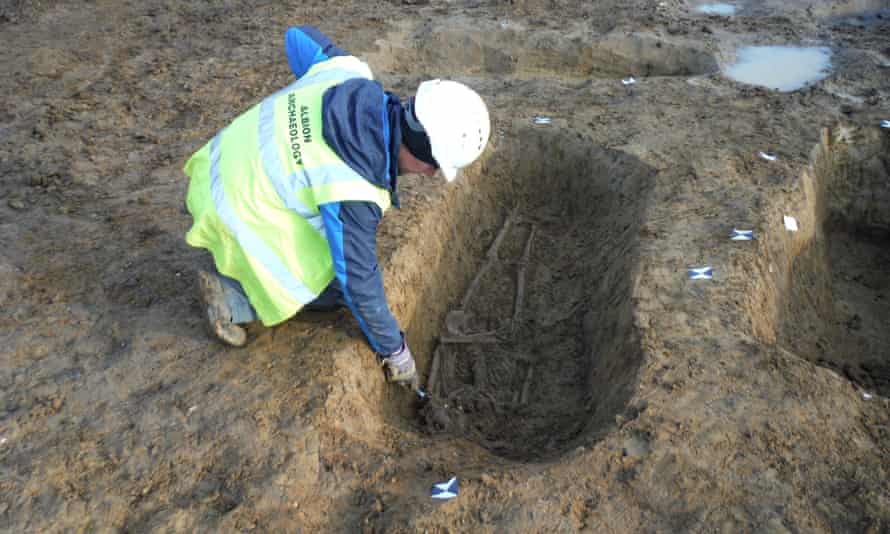 Un archéologue creusant le squelette