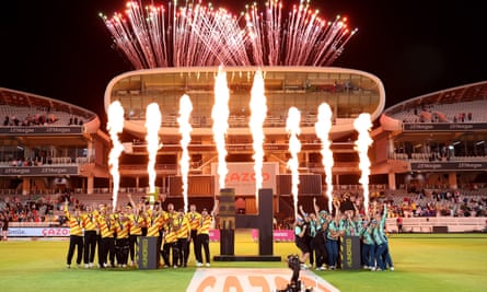 Trent Rocket Mens dan Oval Invincibles Women mengangkat trofi setelah Seratus final pada September 2022