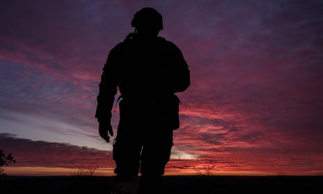 Um militar ucraniano visto em um posto de controle ao pôr do sol na região de Donetsk em 9 de fevereiro.