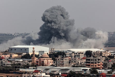 Smoke billows after an Israeli bombardment on Rafah on 21 March
