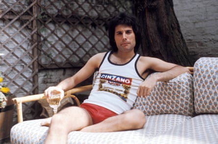 A dark-haired man in a white single with the words ‘cinzano’ on it, and red shorts