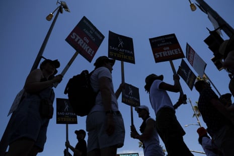SAG-AFTRA actors and Writers Guild of America (WGA) writers walk the picket line during their ongoing strike, in Los Angeles<br>SAG-AFTRA actors and Writers Guild of America (WGA) writers walk the picket line during their ongoing strike outside Netflix in Los Angeles, California, U.S., July 26, 2023.